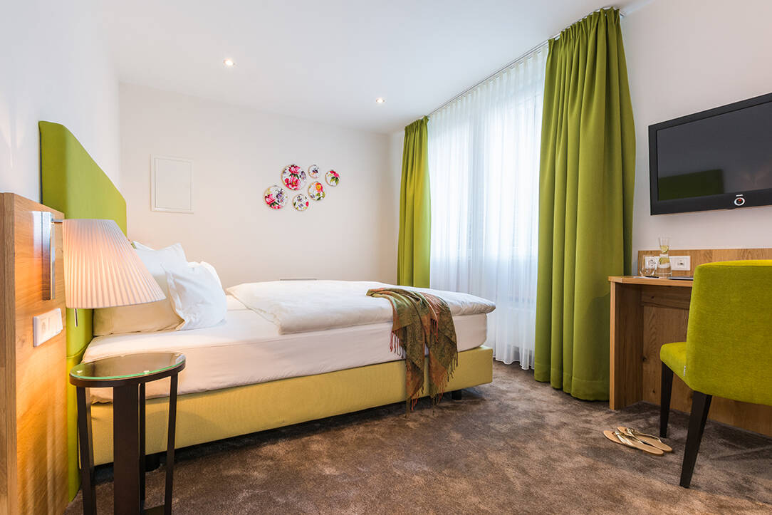 Economy-Zimmer flora mit Doppelbett im Boutiquehotel Tides in Norden