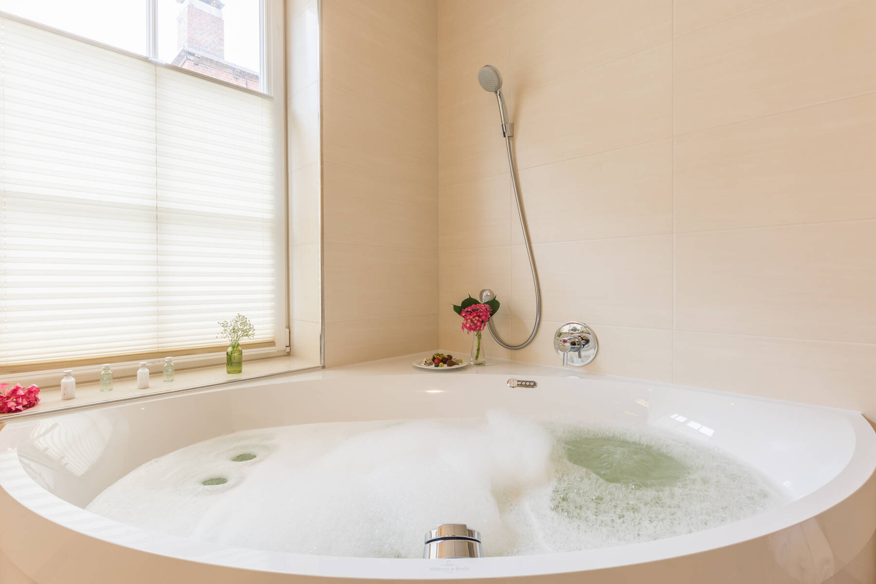 Badezimmer der Junior-Suite pearl im Boutiquehotel Tides in Norden