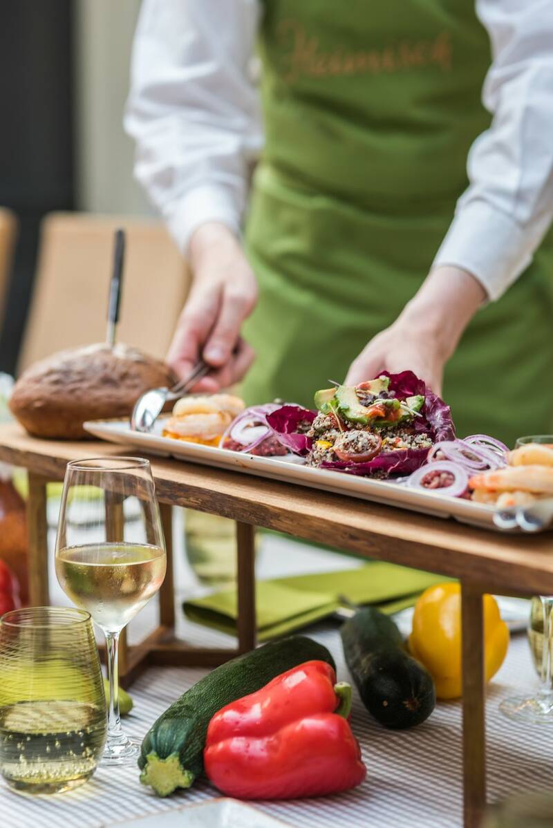Gedeckte Tafel mit Gerichten im Restaurant Heimisch in Norden