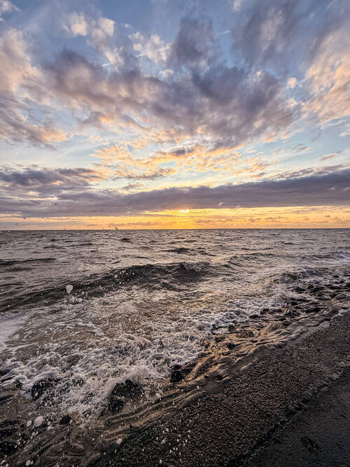 Sonnenuntergang an der Nordseeküste bei Norden in Ostfriesland