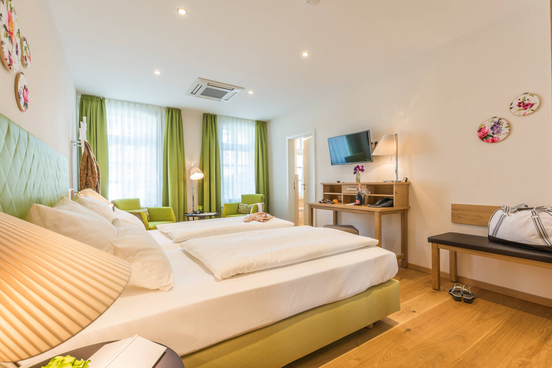 Komfort-Zimmer flora mit Sitzbereich im Boutiquehotel Tides in Norden