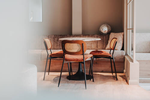 Stilvolles Interieur im Restaurant Amber des Tides Boutique Hotel Norden