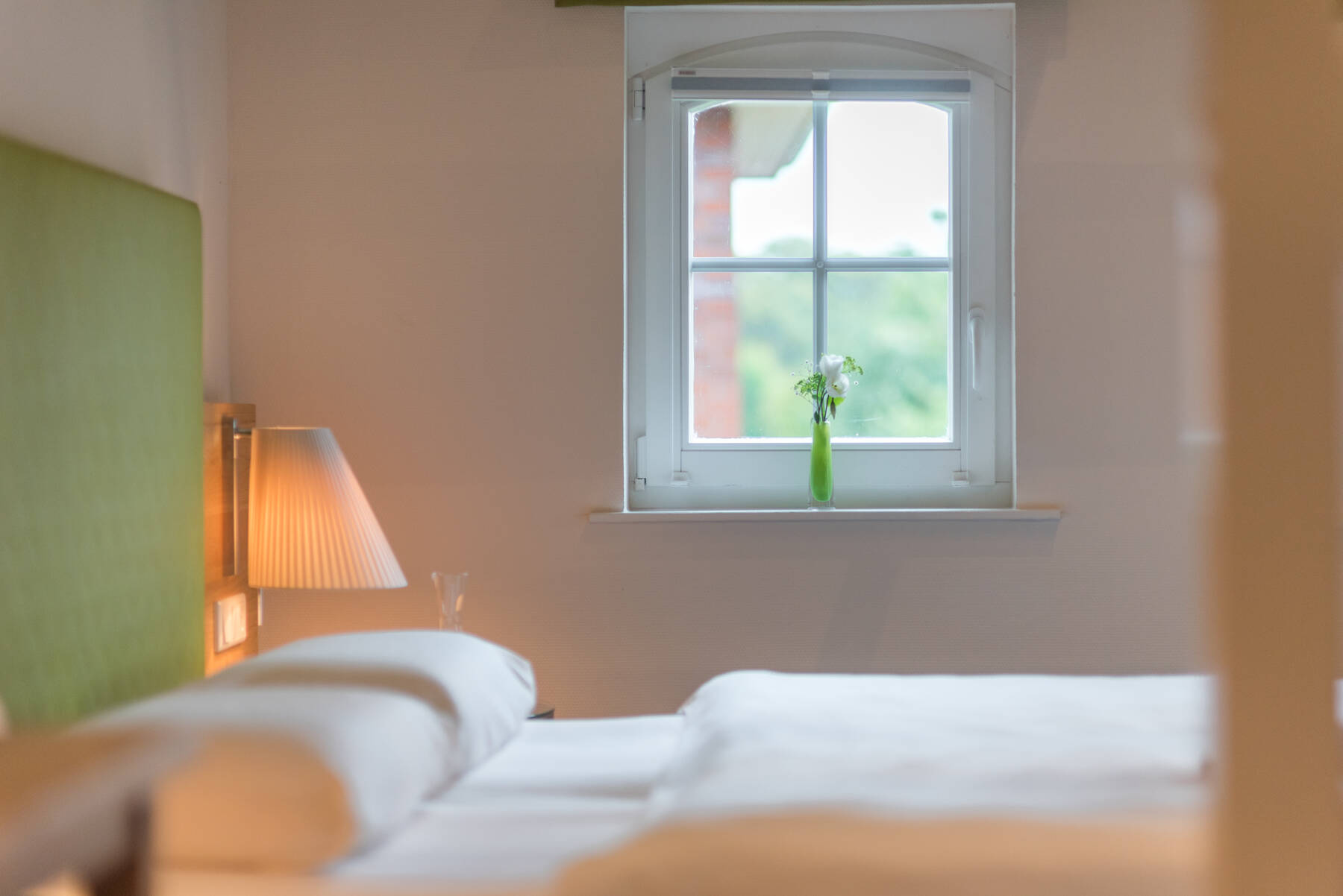 Junior-Suite flora mit Schlafbereich im Boutiquehotel Tides in Norden