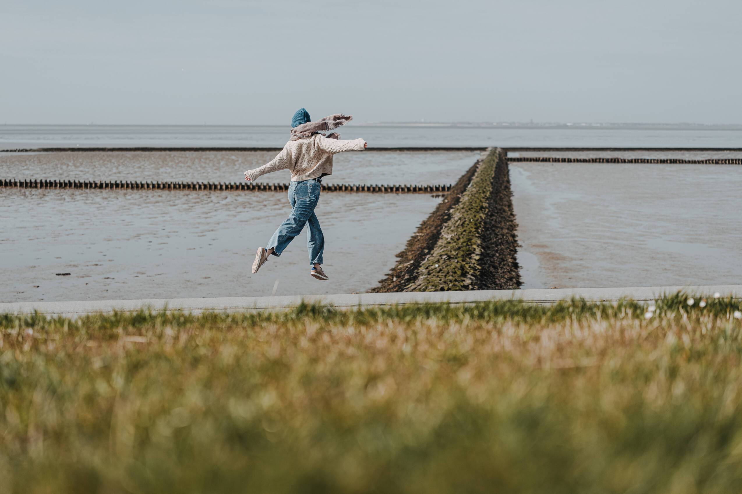 Deich an der Nordseeküste bei Norddeich in Ostfriesland