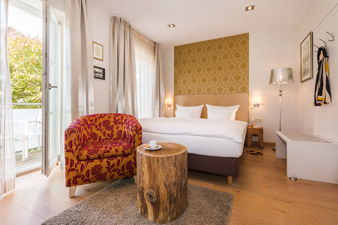 Economy-Zimmer pearl mit Doppelbett im Boutiquehotel Tides in Norden