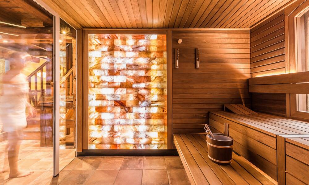 Finnische Sauna mit Salzwand