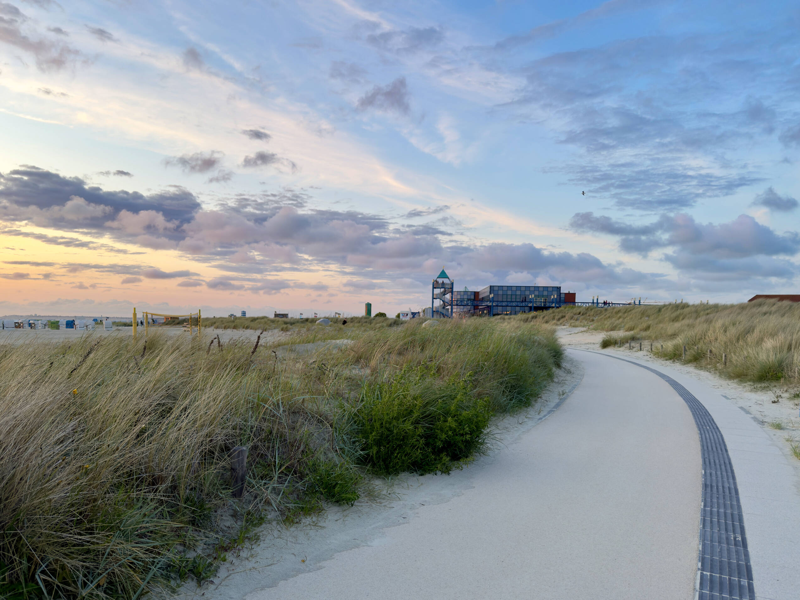 Sonnenuntergang an der Nordseeküste bei Norden in Ostfriesland