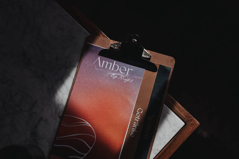 Gedeckter Tisch im Restaurant Amber des Tides Boutique Hotel in Norden