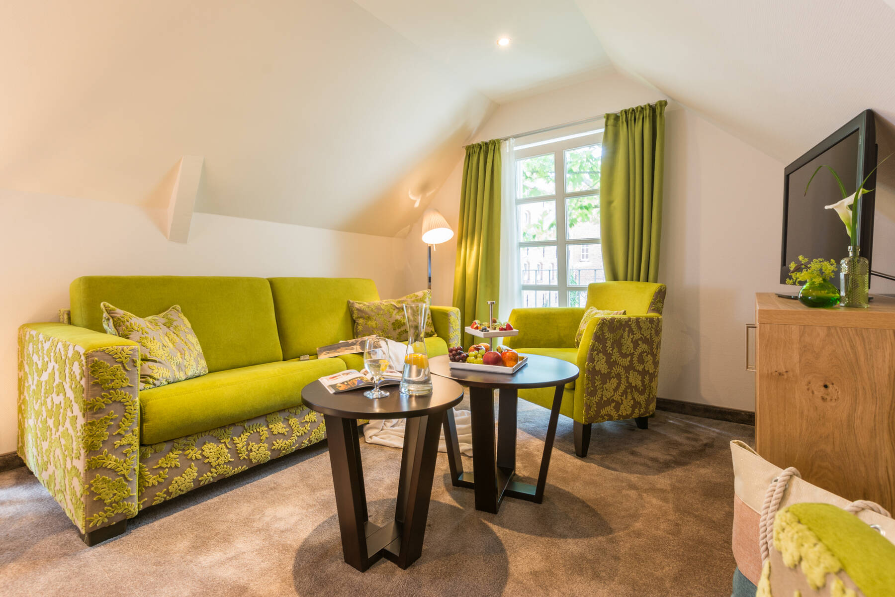 Junior-Suite flora mit Wohnbereich im Boutiquehotel Tides in Norden