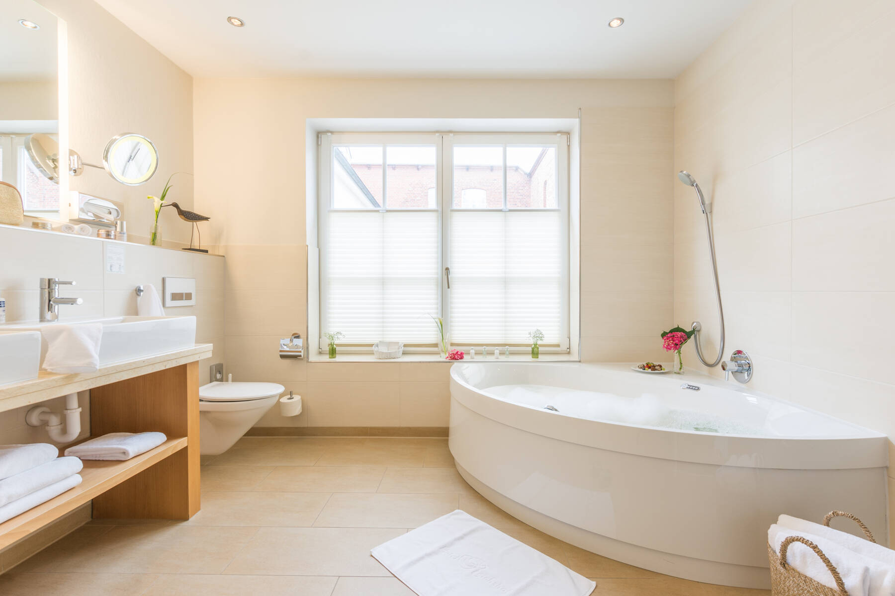 Modernes Badezimmer der Junior-Suite pearl im Boutiquehotel Tides in Norden