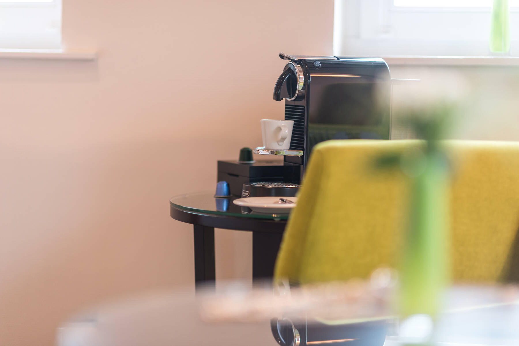 Junior-Suite flora mit Sitzbereich im Boutiquehotel Tides in Norden